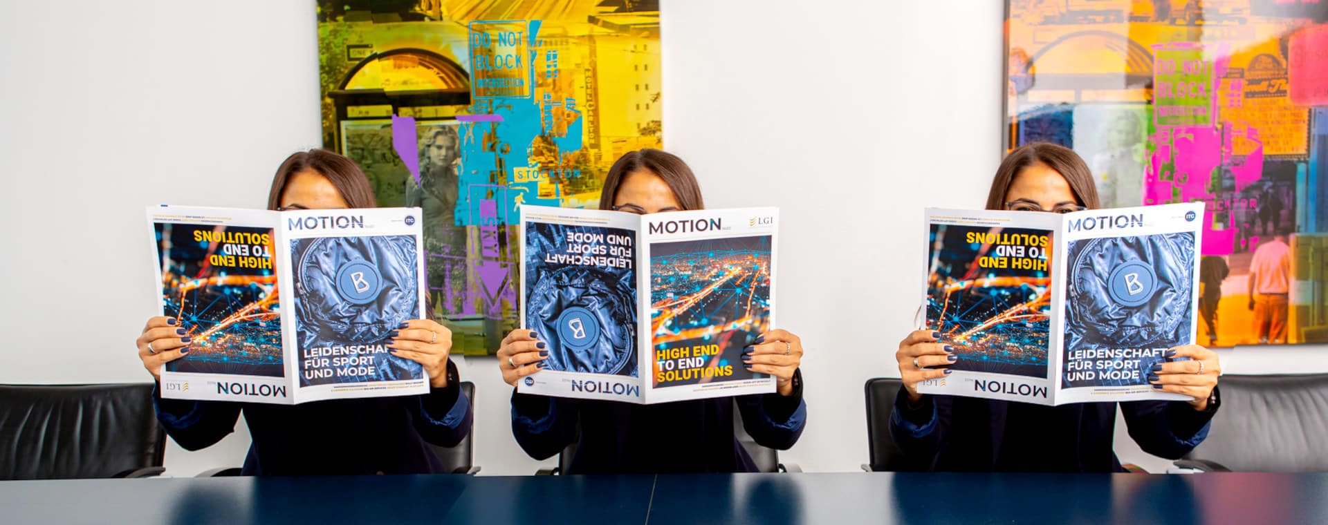 Drei Frauen sitzen mit dem ITG-Motion-Magazin in der Hand | LGI