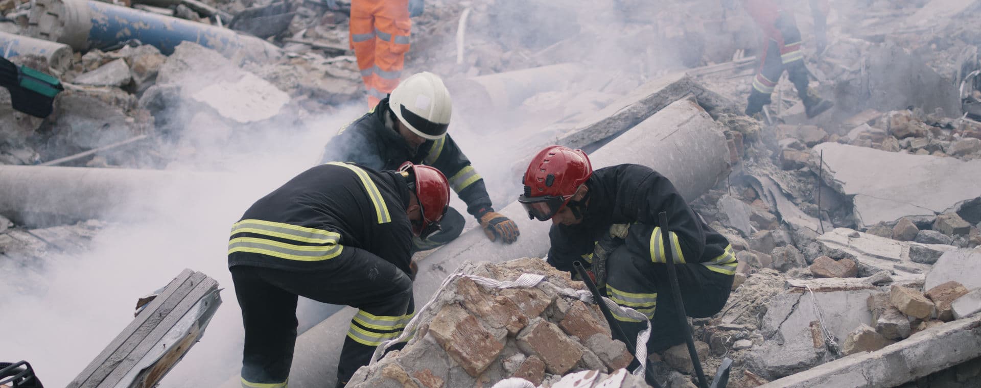 Earthquake helpers in ruins | LGI