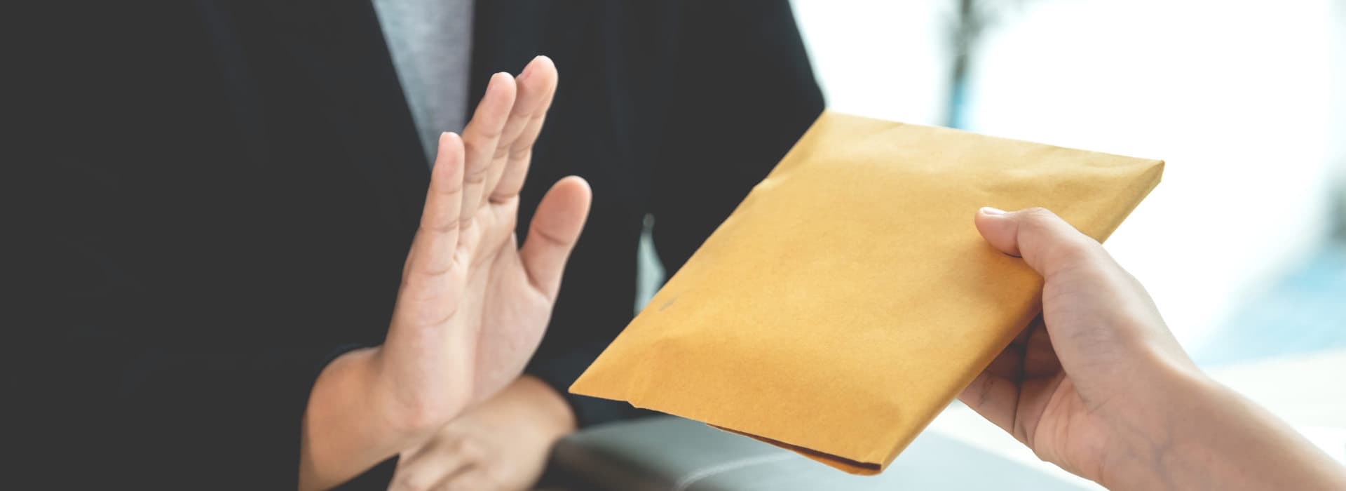 Person refuses an envelope | LGI anti corruption