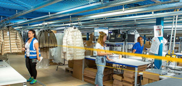 Perosnen arbeiten im Textil-Lager | LGI