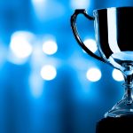 silberner Pokal mit blauem Hintergrund
