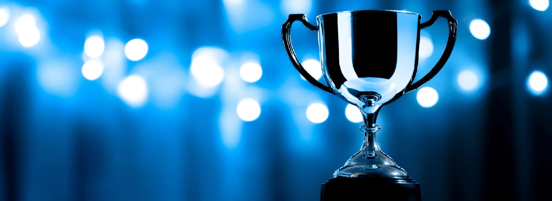 silberner Pokal mit blauem Hintergrund
